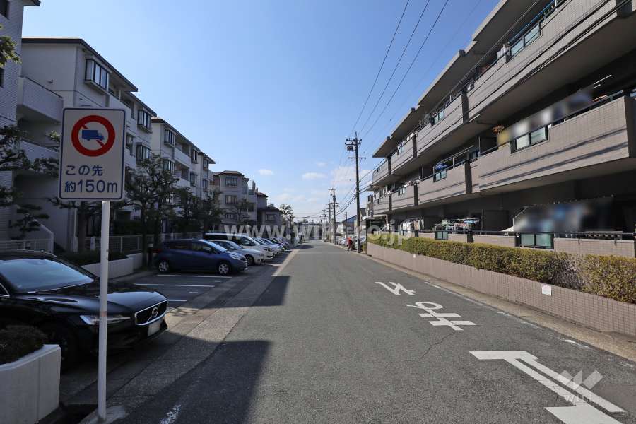 物件の北側前面道路（東側から）