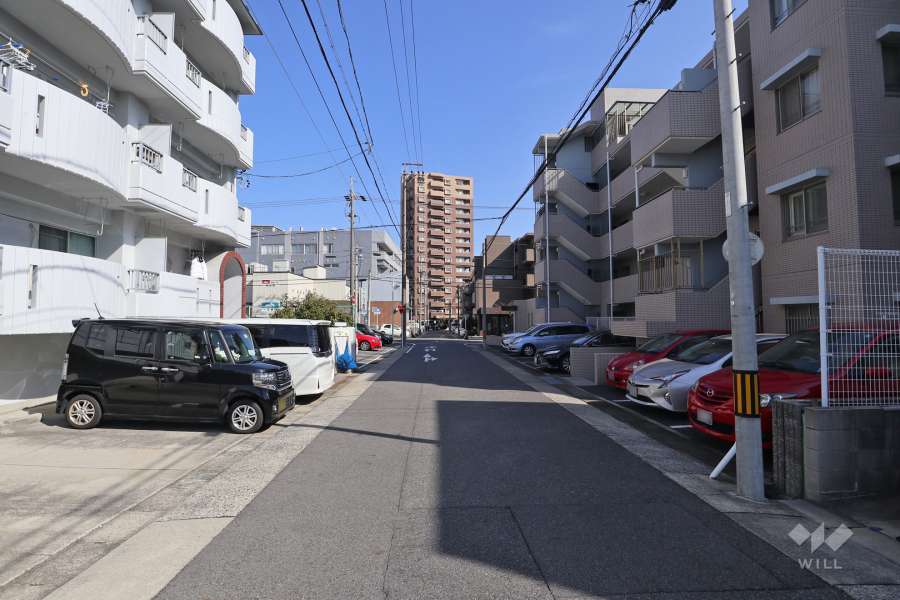 物件の北側前面道路（西側から）
