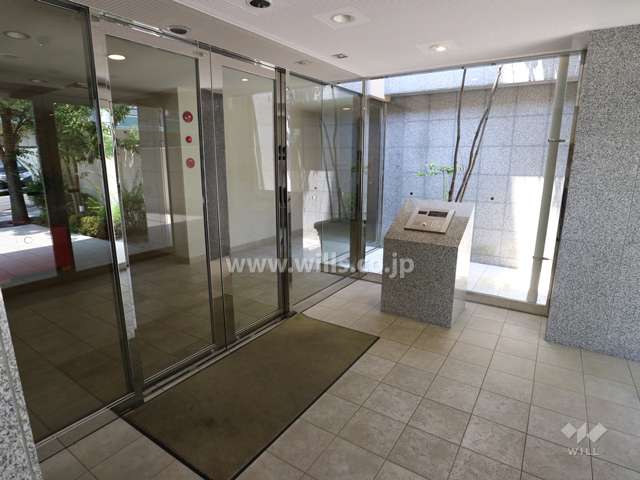 エントランスはオートロック付きです。