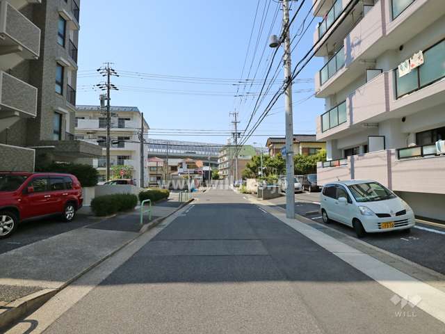 物件の北東側前面道路（南東側から）