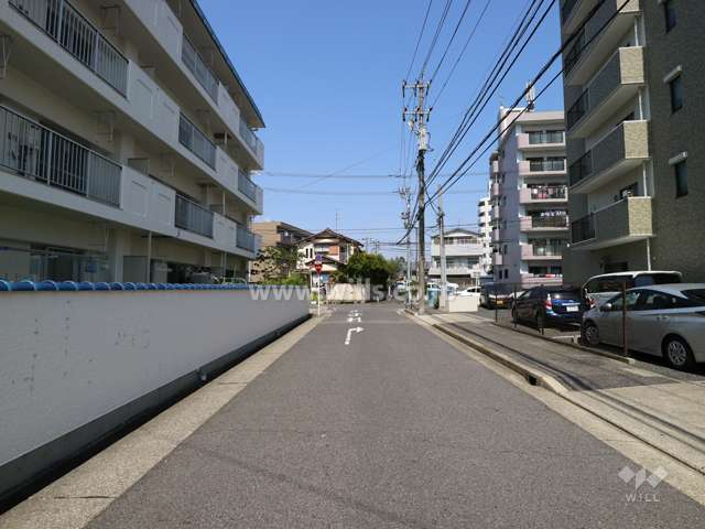 物件の北西側前面道路（南西側から）