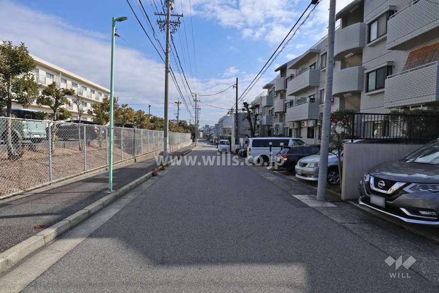 敷地北側の前面道路（西側から）