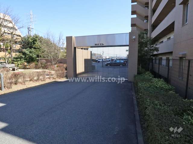 北側駐車場アプローチ
