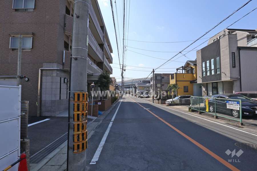 物件の北西側前面道路（北東側から）