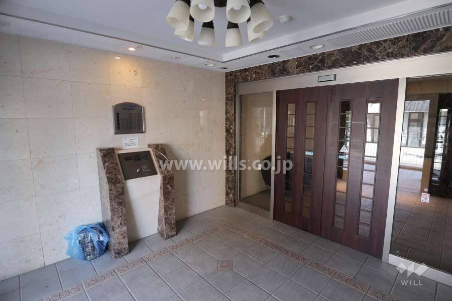 エントランスはオートロック付きです。