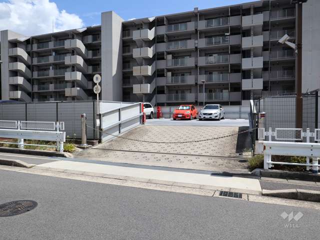 敷地北側にある駐車場出入り口（ロボットゲート付き）