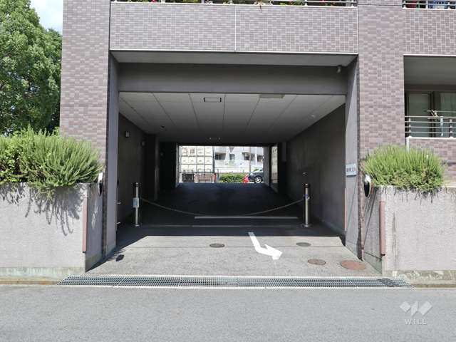 敷地南西側にある駐車場出入り口（ロボットゲート付き）