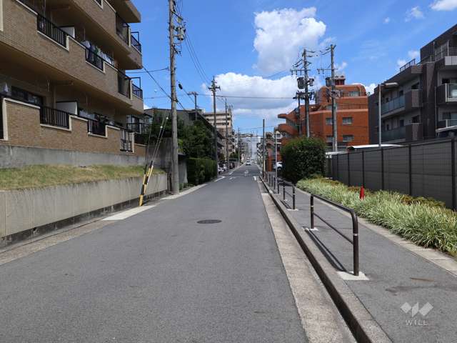 敷地の北側前面道路（西側から）