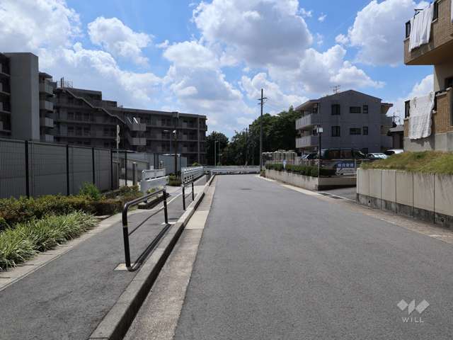 敷地の北側前面道路（東側から）
