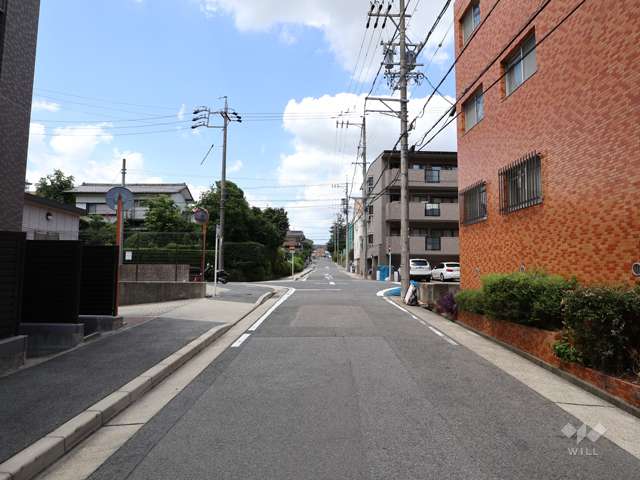 敷地の東側前面道路（南側から）