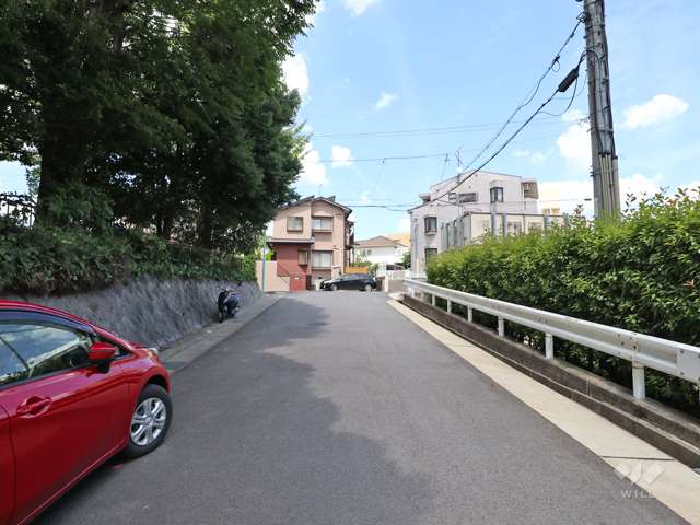 敷地の北西側前面道路（南西側から）
