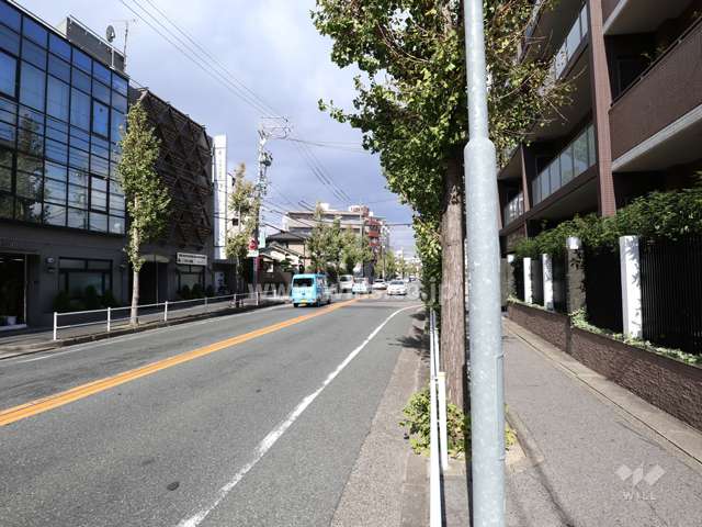 敷地西側の前面道路