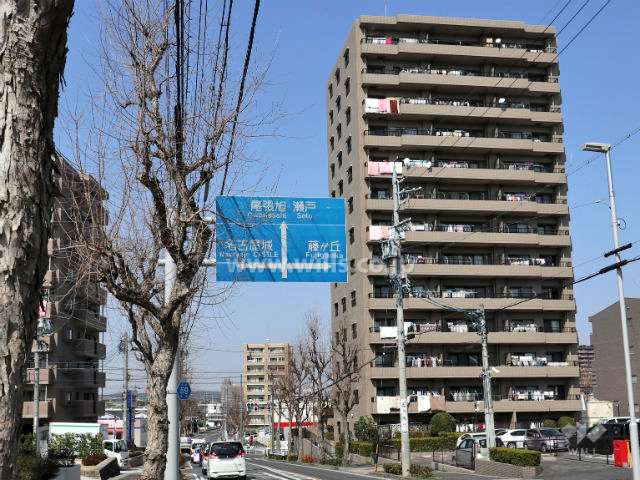 藤和シティコープ藤ヶ丘Ⅲの外観（南西から）と前面道路