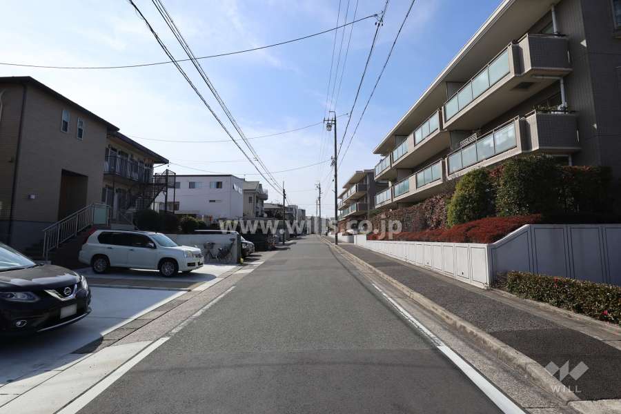 物件の南側前面道路（東側から）