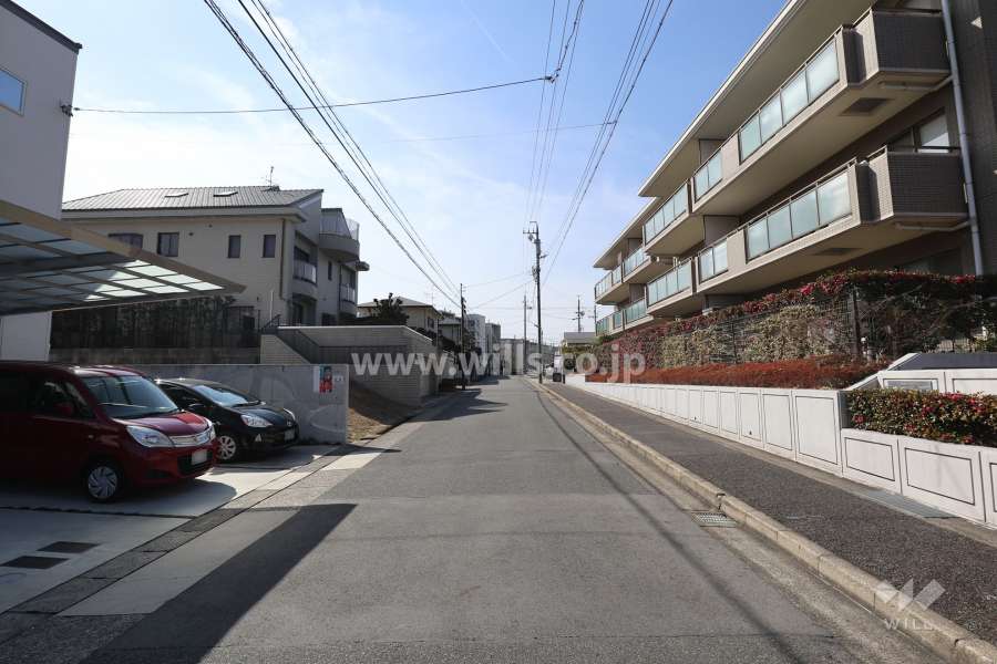 物件の南側前面道路（東側から）