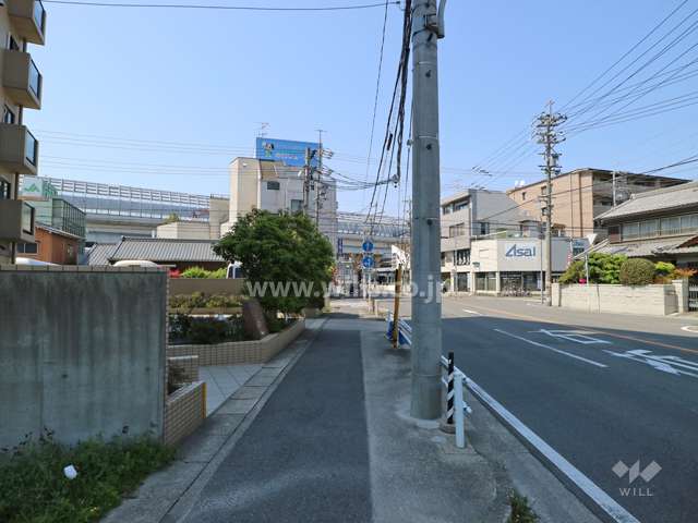 物件の北東側前面道路（南東側から）