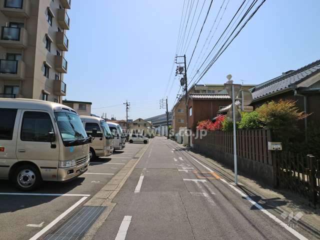 物件の北西側前面道路（北東側から）