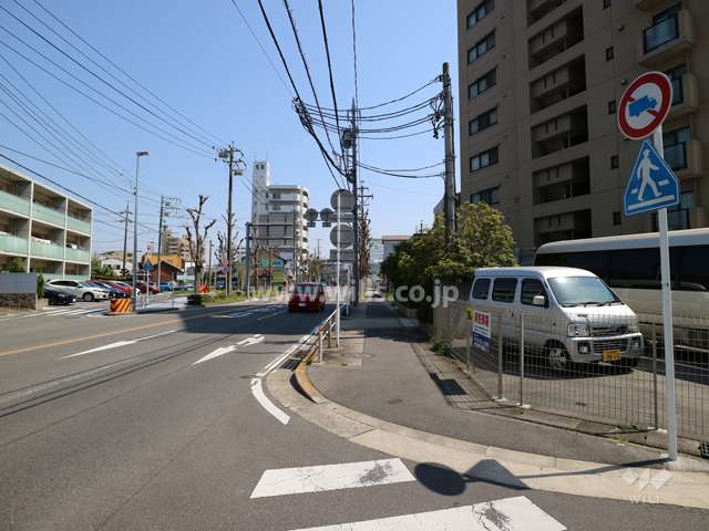 物件の北東側前面道路（北西側から）