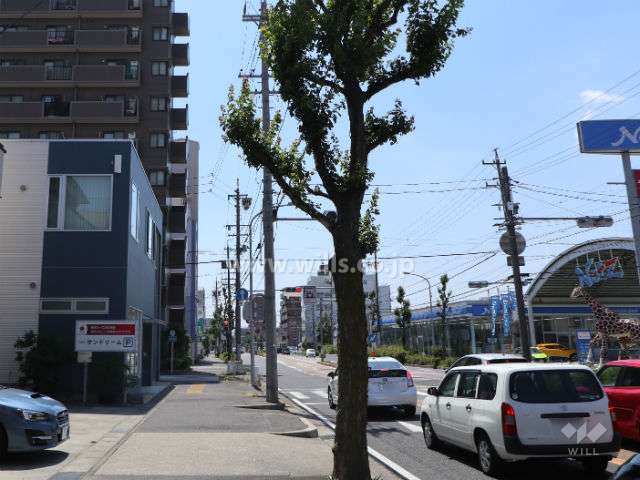 敷地北側の前面道路(出来町通)