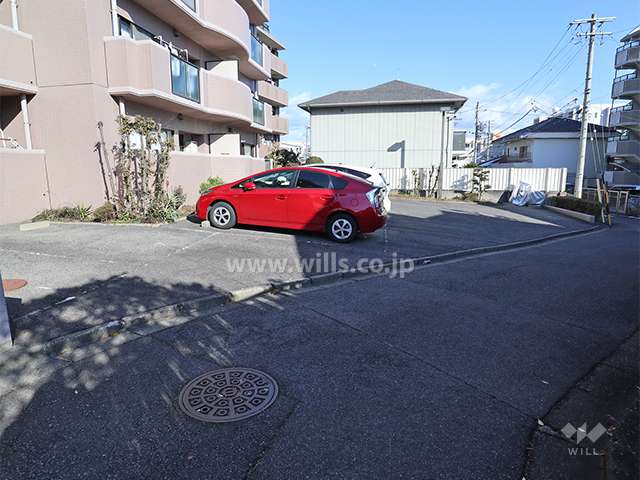敷地南側に敷地内駐車場（屋外平面式）