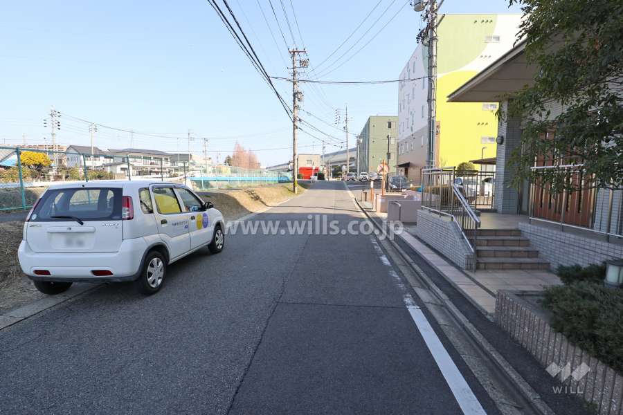 敷地西側の前面道路(南側から)