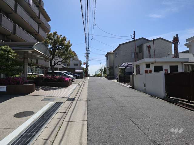 敷地の南側前面道路(西側から)
