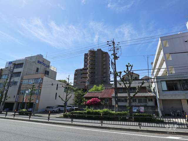 藤和シティホームズ神丘の遠景(北側から撮影)周辺は戸建やマンションが多く、少し離れたバス通り沿いは店舗や事務所があります。