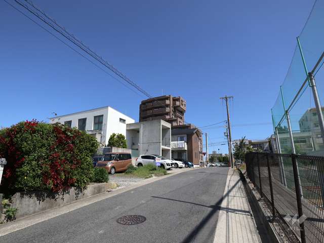 藤和シティホームズ神丘の遠景(南側から撮影)周辺は戸建やマンションが並び、写真右側は神丘中学校です。