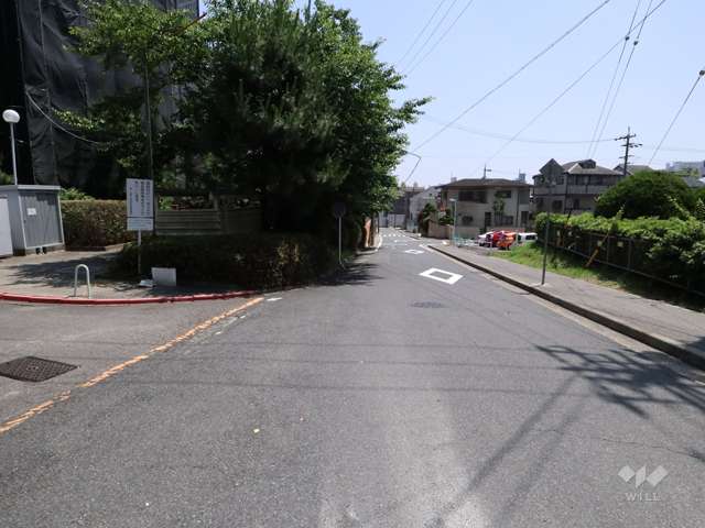 敷地西側の前面道路