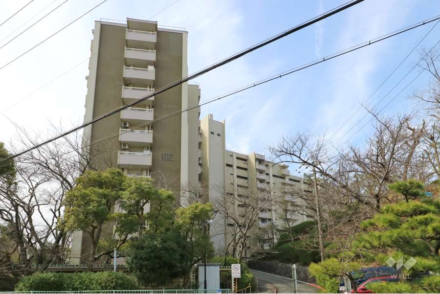 西一社第二団地102号棟の外観（北東側から）