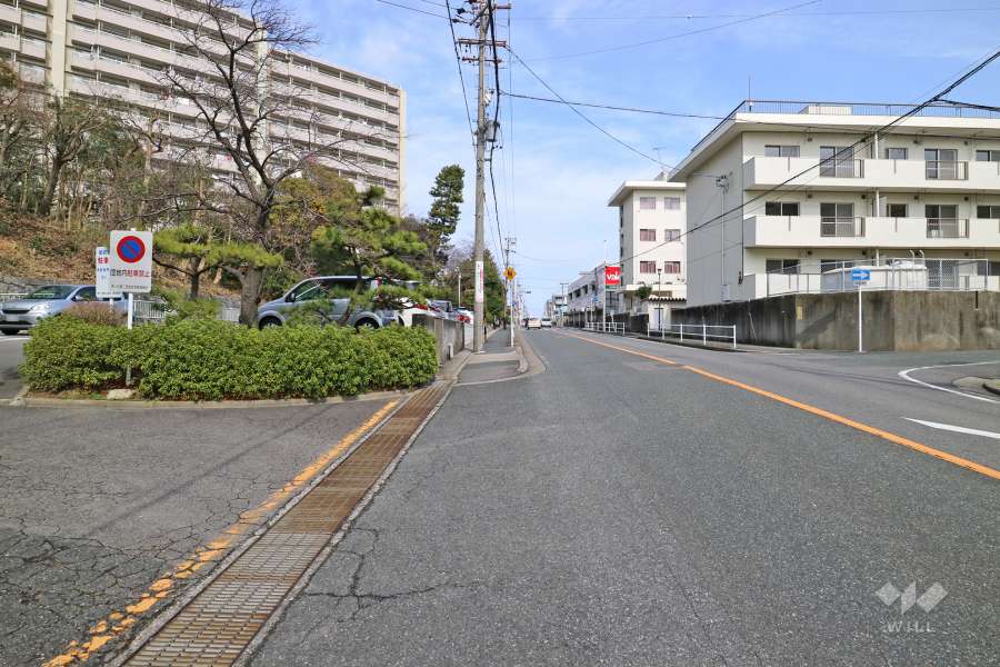 敷地東側の前面道路（南側から）