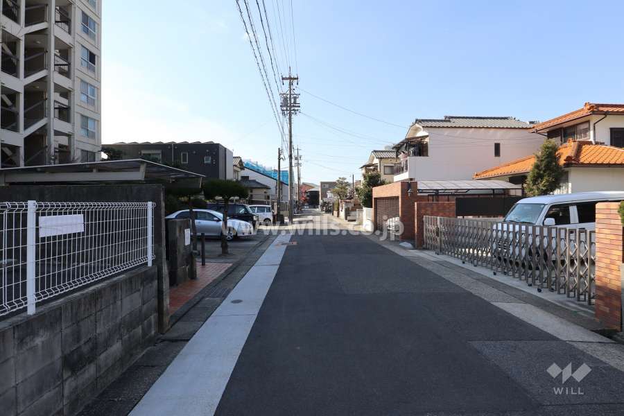 物件の北側前面道路（東側から）