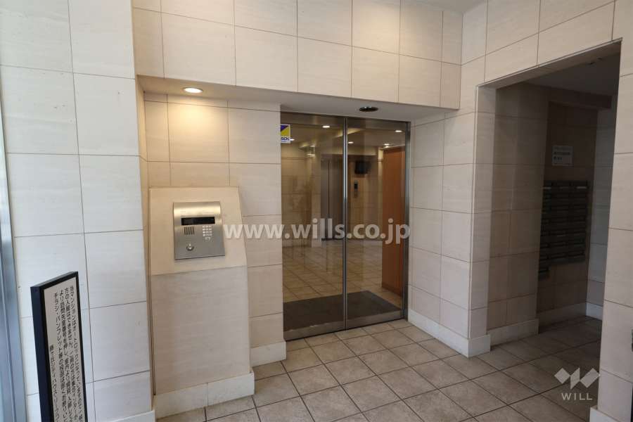 エントランスはオートロック付きです。