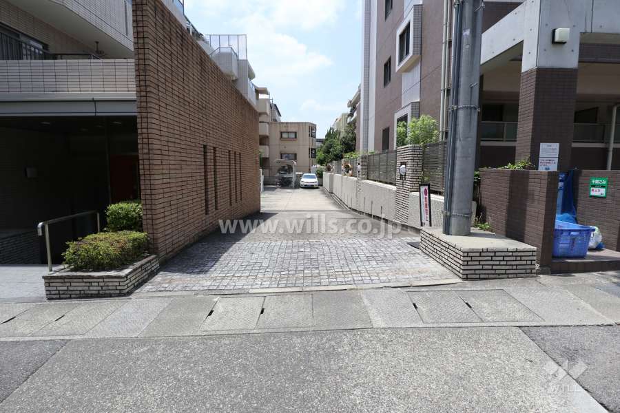 駐車場出入り口