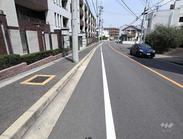 敷地南東側の前面道路（南西側から）