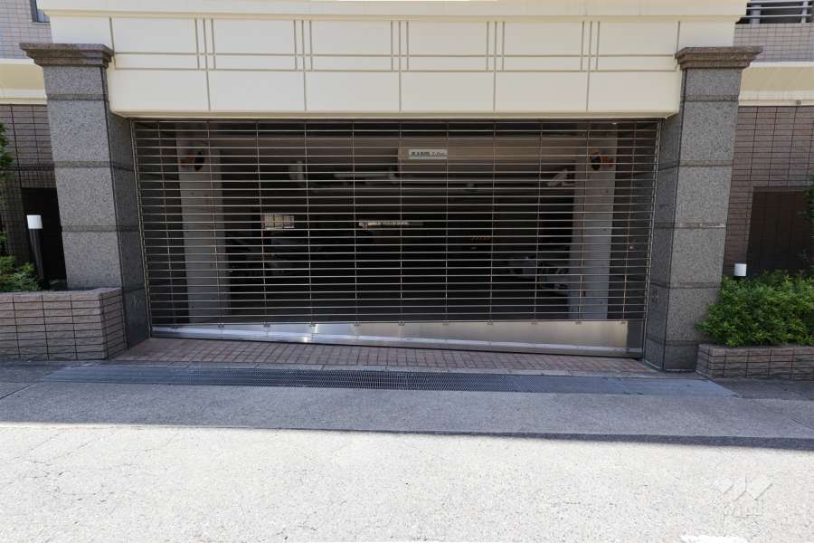 敷地内駐車場の出入口(リングシャッター付き)
