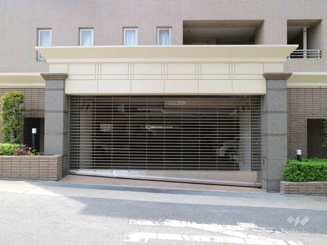 駐車場出入り口(リングシャッター付き)