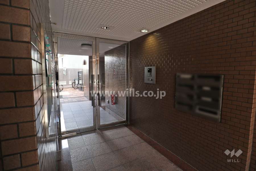 エントランスはオートロック付きです。