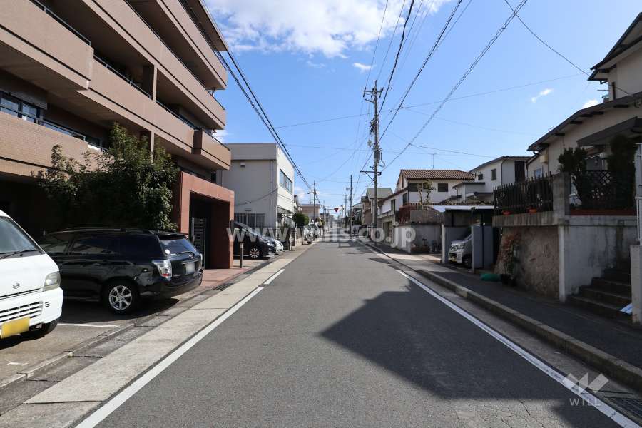 物件の南西側前面道路（北西側から）
