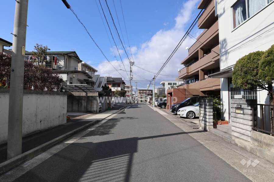 物件の南西側前面道路（南東側から）