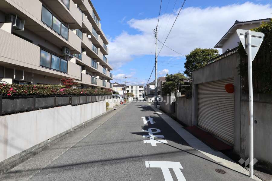 物件の南東側前面道路（南西側から）