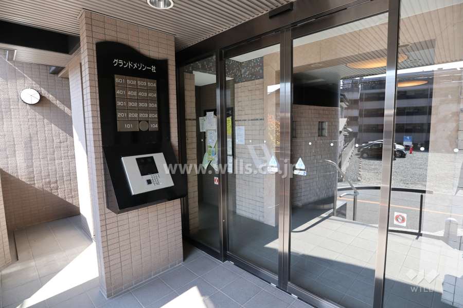 エントランスはオートロック付きです。