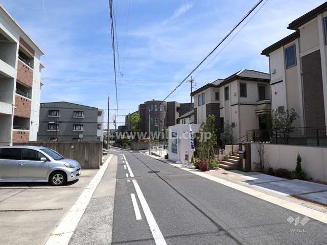 グランドメゾン一社公園の遠景(西側から撮影)周辺は戸建が多く、時折低層マンションあるエリアです。