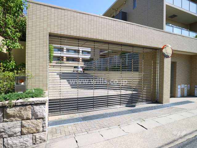 駐車場出入り口(リングシャッター付き)