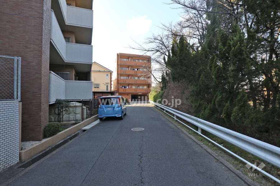 物件の北側前面道路（東側から）