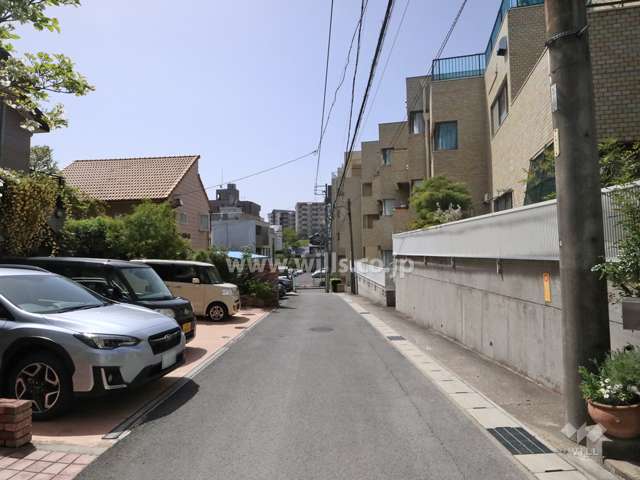 敷地東側の前面道路（北側から）