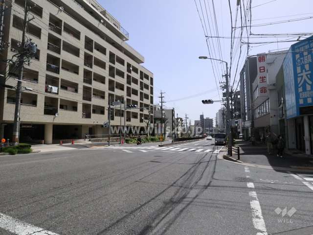 敷地南側の前面道路（西側から）