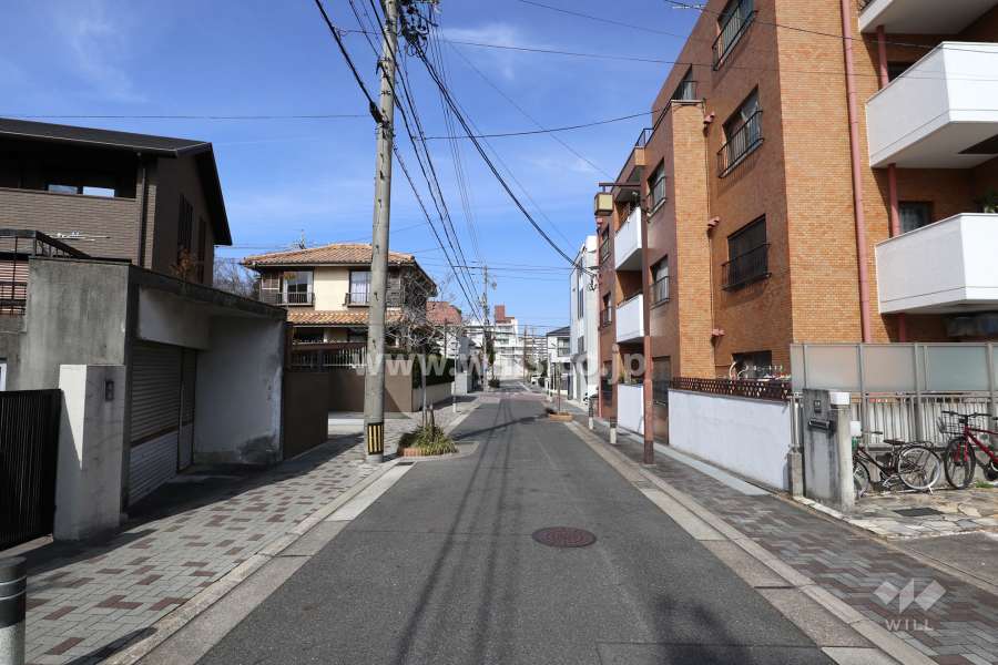 物件の西側前面道路（南側から）
