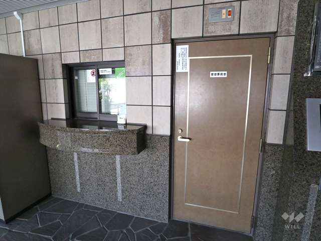エントランスに管理人室があります。