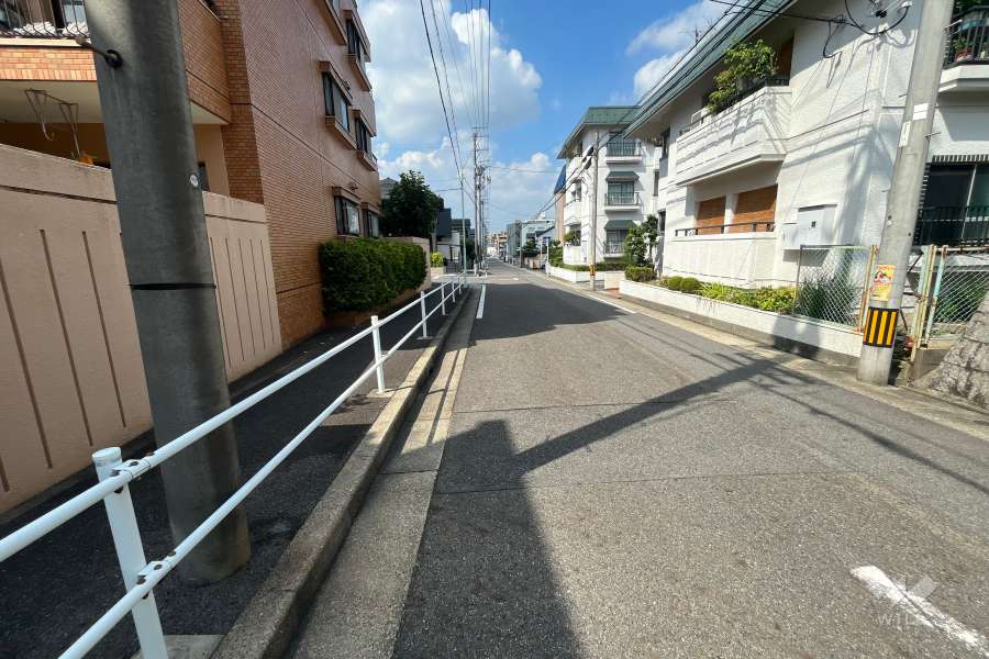 敷地東側の前面道路(北側から)